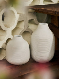 Vase blanc à texture rayée, petit format